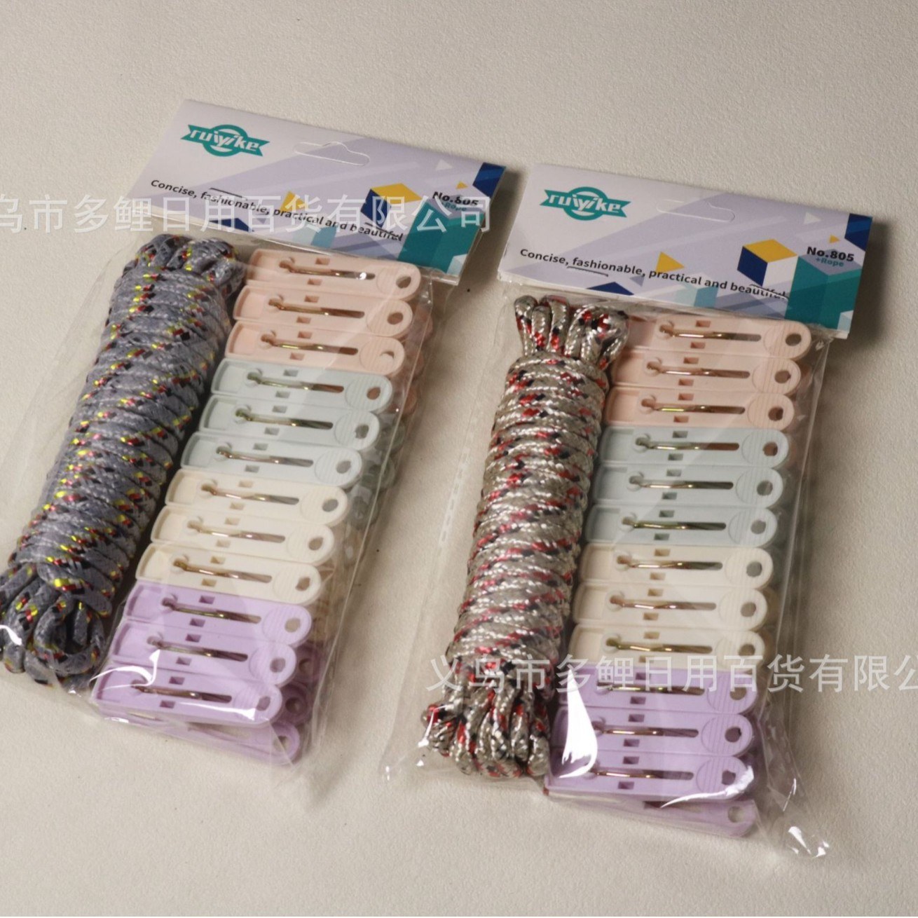 805 clothespins + rope - Color random