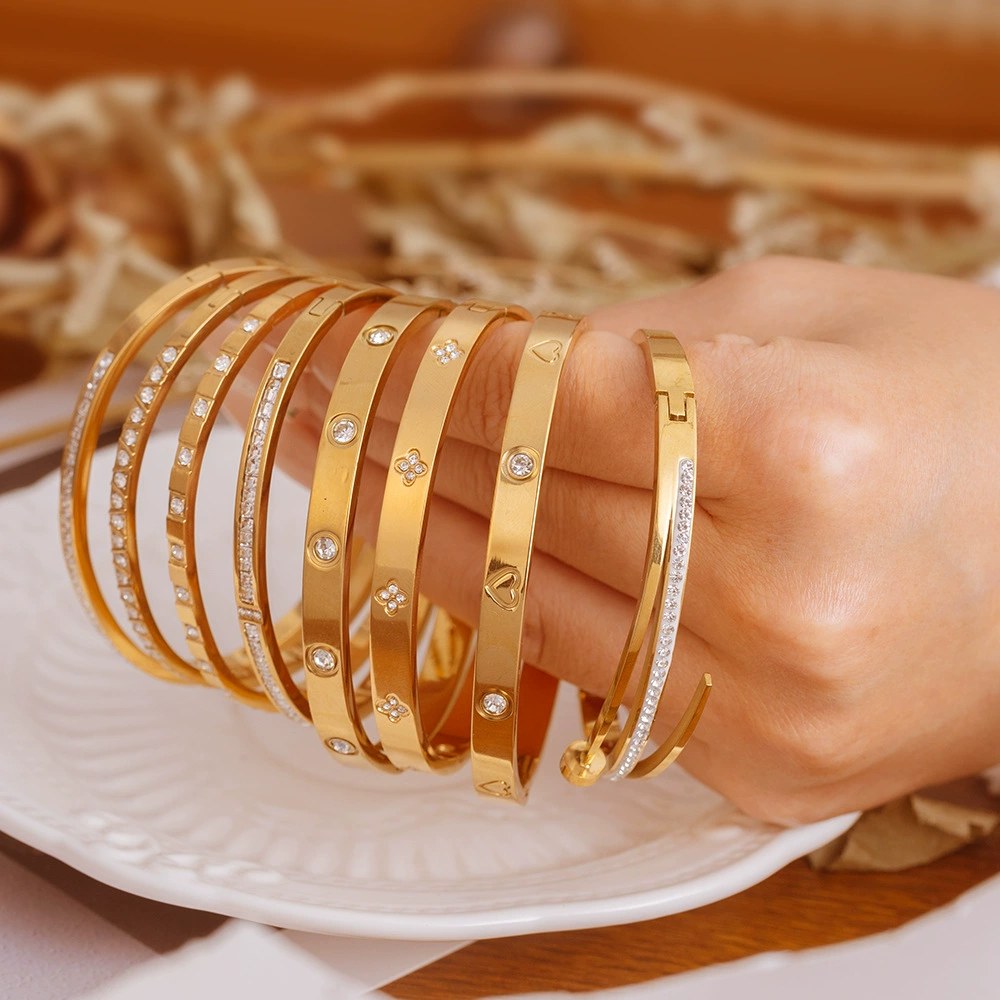 Fashionable Round Stainless Steel Clasp Bracelet Pvd18K Electroplated Diamond-Encrusted Womens Versatile Titanium Steel Bracelet and Earrings Wholesale