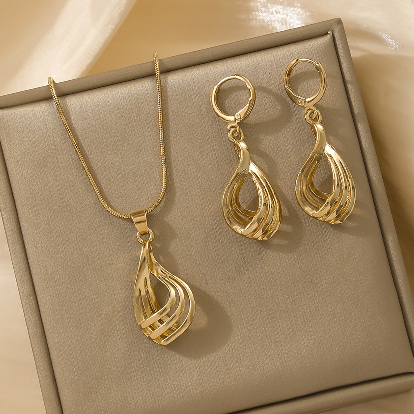 Hollow line jewelry set—gold