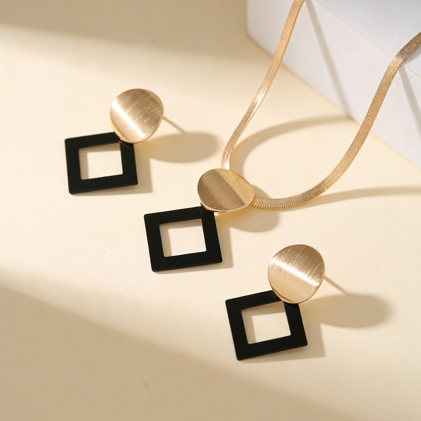 Prismatic drop earrings - black