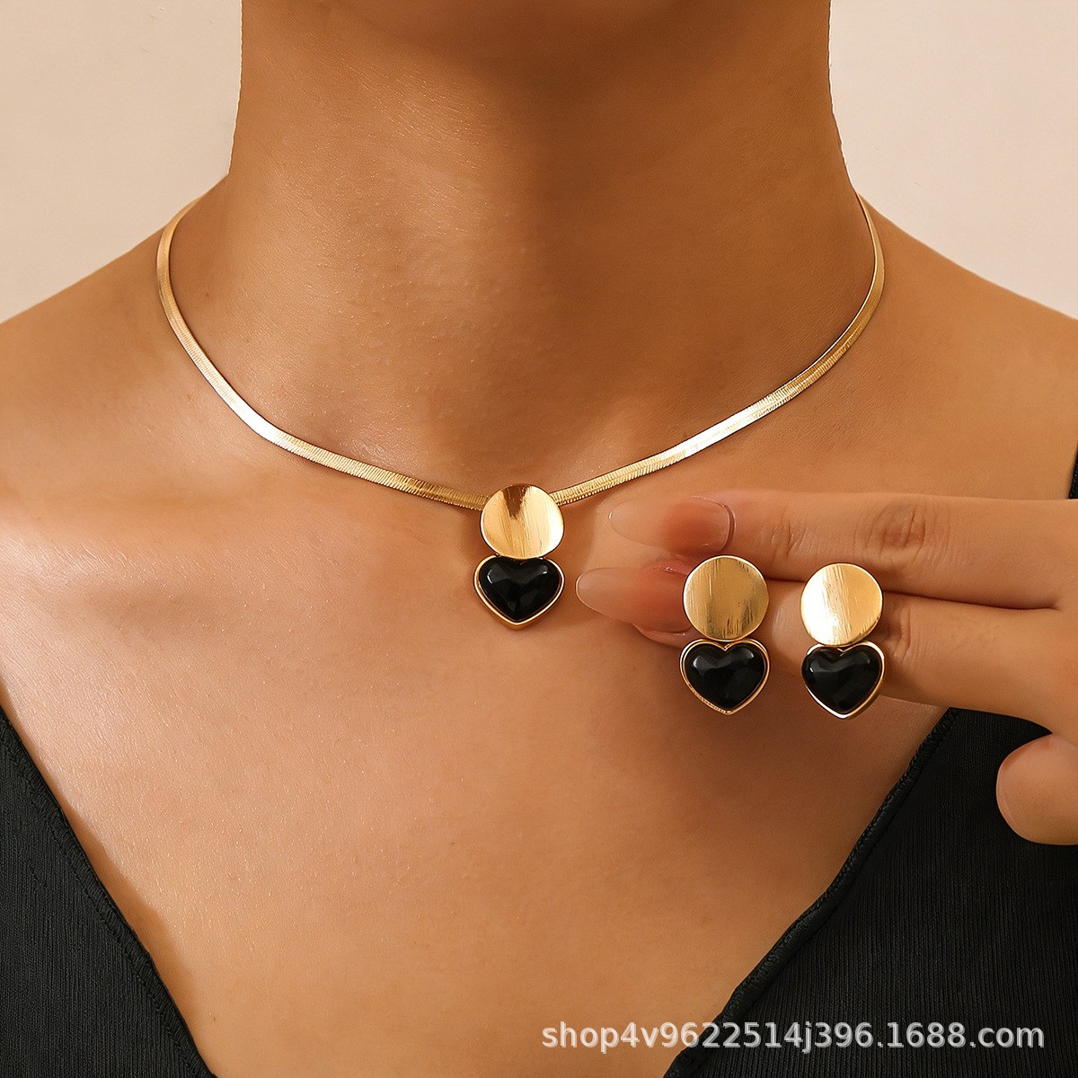 Heart-shaped necklace + earrings—black