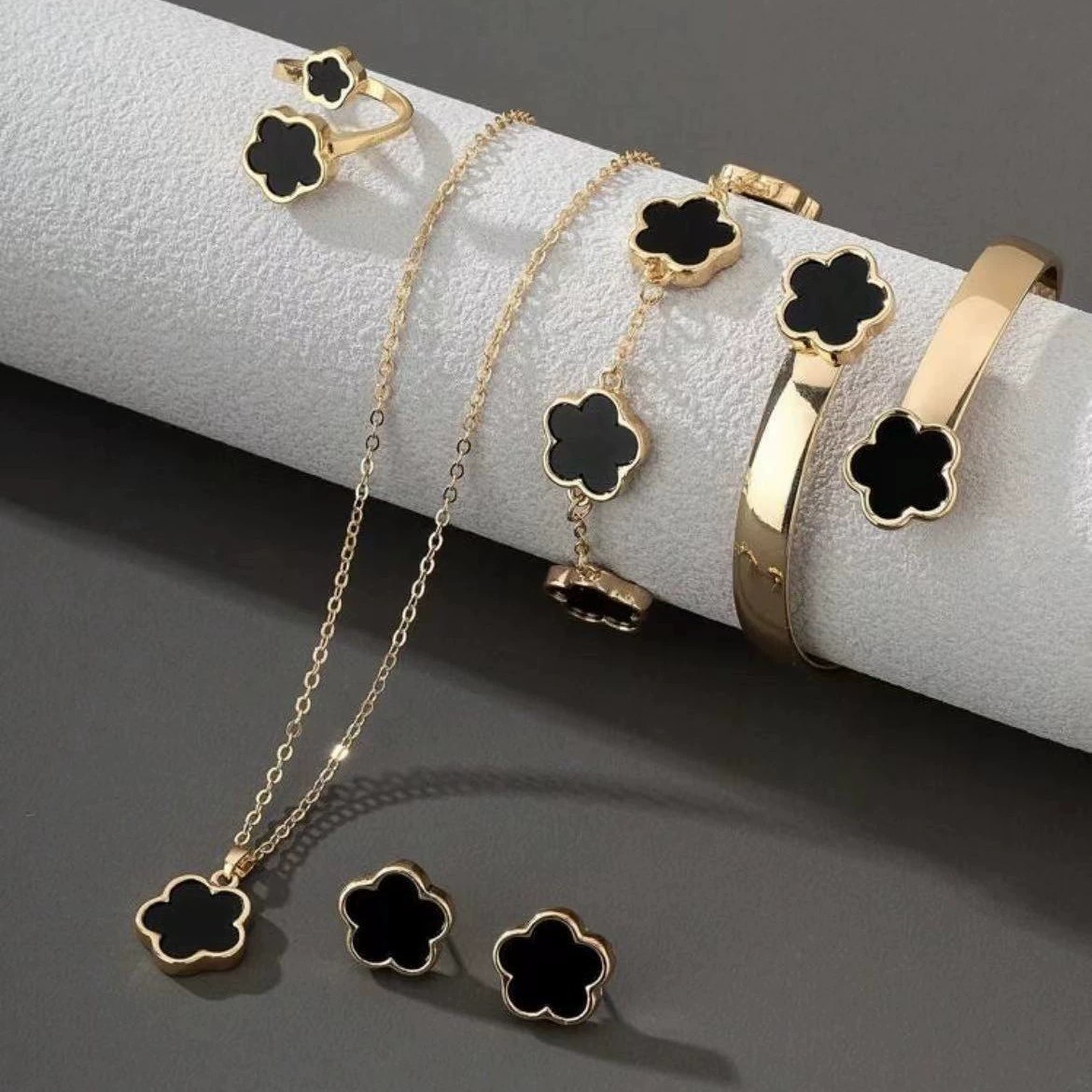 Amazons Best-Selling Classic Five-Leaf Clover Jewelry Set, Light Luxury Style Necklace, Womens Earrings, Ring, Bracelet, Wholesale