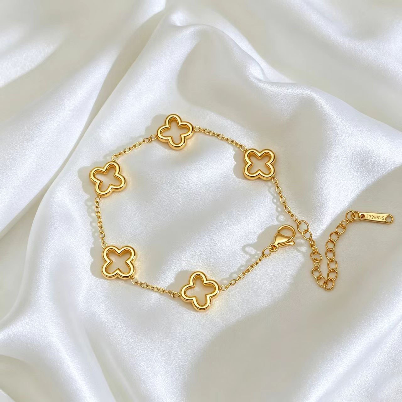 Four-leaf hollow bracelet