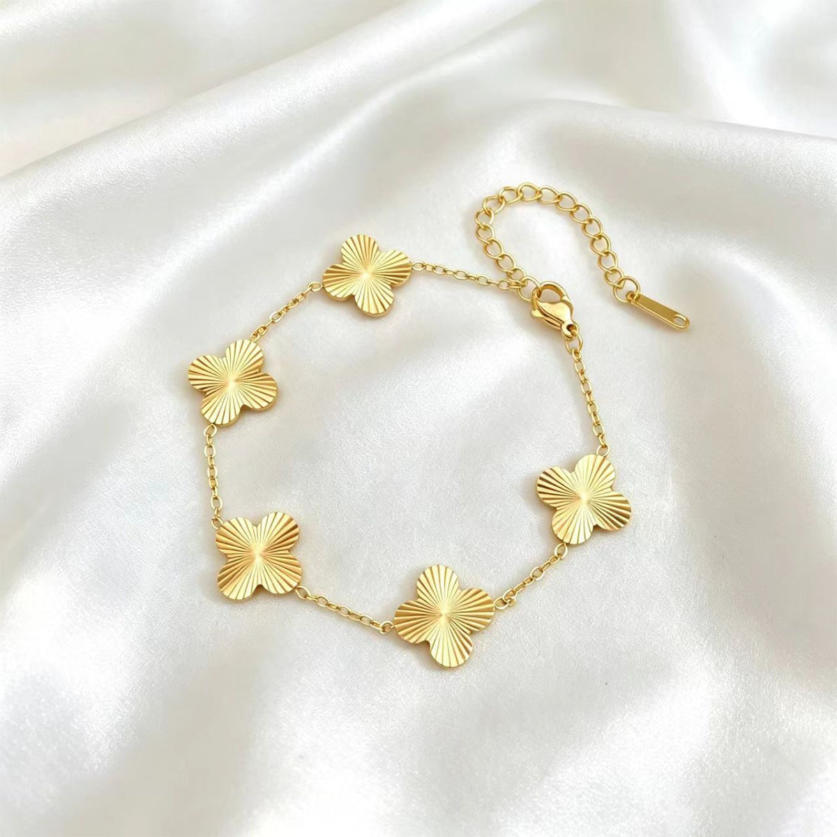 Golden four-leaf bracelet